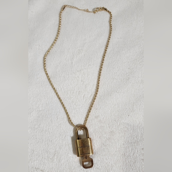 Louis Vuitton Lock & Key #301 with 18k gold plated chain. Hairline scratches - Picture 2 of 4